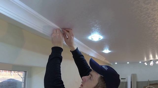 ✅ ПОТОЛОЧНЫЙ ПЛИНТУС (Галтели)!!! ЛЕГКО и БЫСТРО. Как приклеить потолочный плинтус смотреть онлайн
