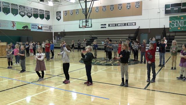 Haines Kindergarten through Second sings Red Graham - All Around the World смотреть онлайн
