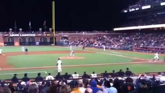 SF Giants Brandon Belt ties the game at the bottom of the 9th with a giant homerun смотреть онлайн