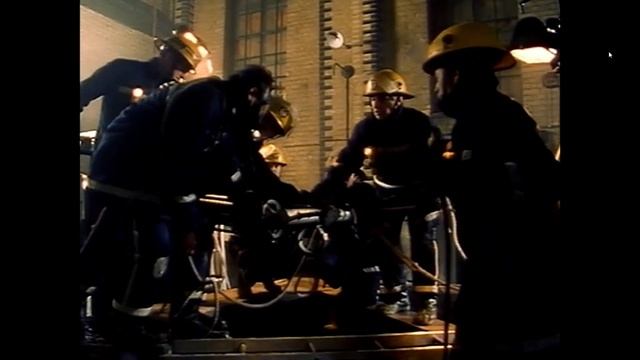 London's Burning Kid falls down Well смотреть онлайн