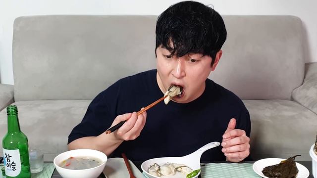 오동통 굴찜을 쌓아놓고 원없이 먹는 새벽(Ft.굴전, 굴국, 굴라면) 삼배체굴 먹방 Steamed oyster MUKBANG ASMR EATINGSHOW смотреть онлайн