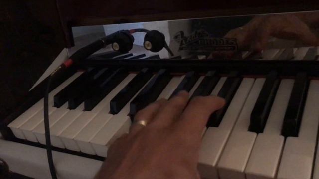 Fender Rhodes Piano Bass issues смотреть онлайн