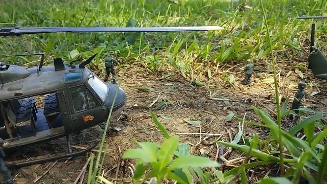 Игрушки солдат Figure action & Huey Helicopter как во время войны во Вьетнаме смотреть онлайн