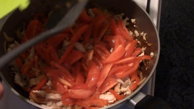 Проще простого - сочное и очень вкусное блюдо к ужину из Куриной грудки и овощей. смотреть онлайн