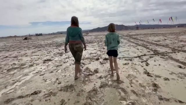 Mass exodus underway in Black Rock desert after mud strands thousands at Burning Man смотреть онлайн