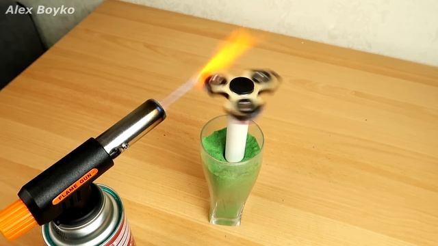 Спиннер против газовой горелки 1000 градусов! Alex Boyko смотреть онлайн