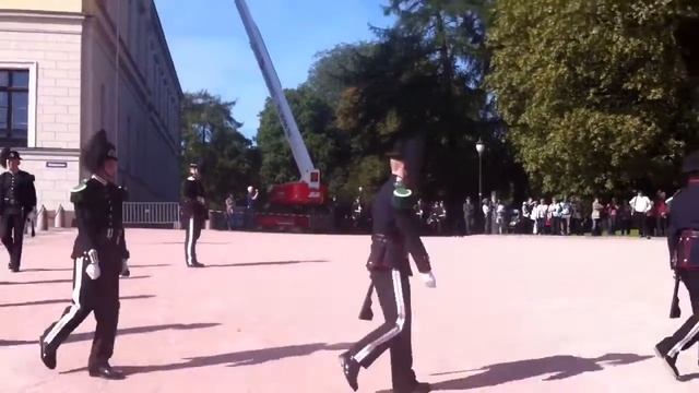 Смена караула у королевского дворца в Осло смотреть онлайн