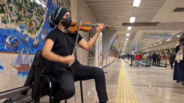 DESPACITO COVER SONG, STREET MUSIC PERFORMED BY VIOLINIST, STREET PERFORMANCE