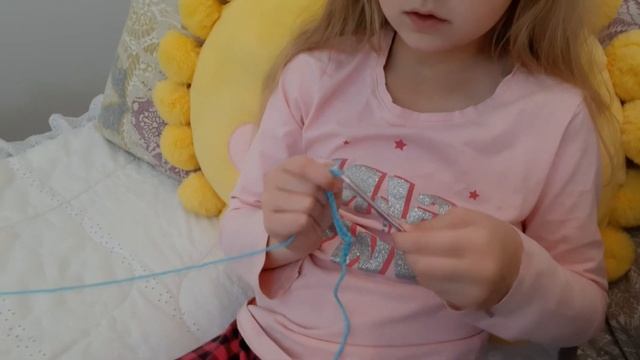 ДЕТСКОЕ ТВОРЧЕСТВО - УЧИМСЯ ВЯЗАТЬ КРЮЧКОМ - УРОК 1 - Воздушные петли - БРАСЛЕТ КРЮЧКОМ смотреть онлайн