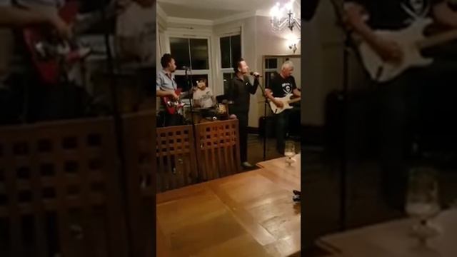 Dean Hammond singing Let's Stick Together by Brian Ferry смотреть онлайн