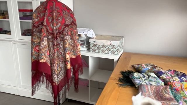 Все что осталось??От Коллекции Павловопосадских платков предлагаю вам??Olga Kirchgessner смотреть онлайн