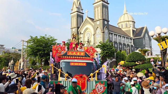 Rước Cộ Bà Thiên Hậu Thủ Dầu Một Bình Dương 2024 - Người Dân Vây Kín Đoàn Rước Cộ Bà Xin Lộc