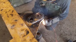 Ремонт станины экскаватора погрузчика CAT 428