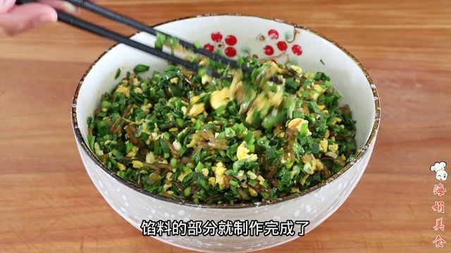 一碗面粉一把韭菜，教你做韭菜馅饼，不用擀皮，皮薄馅大，咬一口满嘴香【海娟美食】 смотреть онлайн