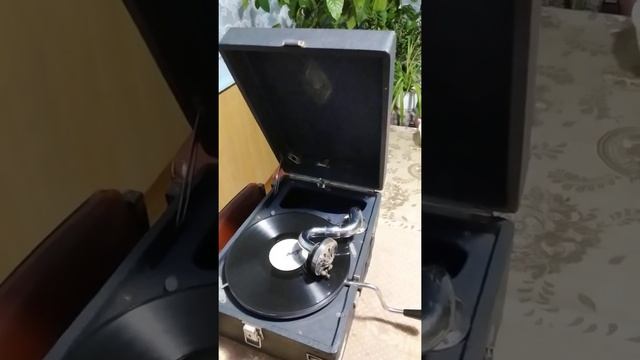 Парижский вальс.патефон. смотреть онлайн