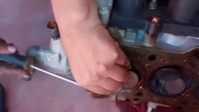 Cambio de junta de motor Chevrolet Matiz 2011 y sincronización de banda de tiempo смотреть онлайн