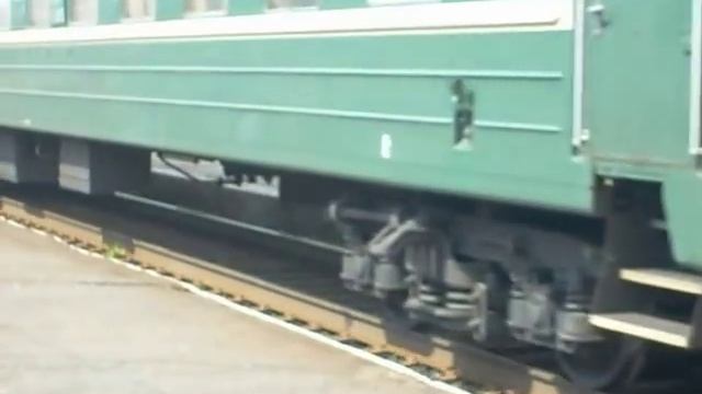 ЧС2 с поездом прибывает на станцию [CHS2 with train arriving to station] смотреть онлайн