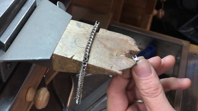 Line Bracelet [Tennis Bracelet] Goldsmith Tutorial - At The Bench смотреть онлайн