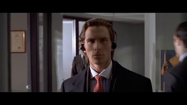 Кристиан Бэйл идёт в наушниках слушая Симп Дипл Круче! Нет, Поп-Ит Круче! смотреть онлайн