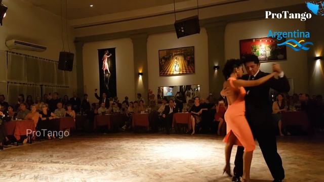 Bailando tango con orquesta en vivo, Verónica Rue y Pablo Daniel Martinez смотреть онлайн