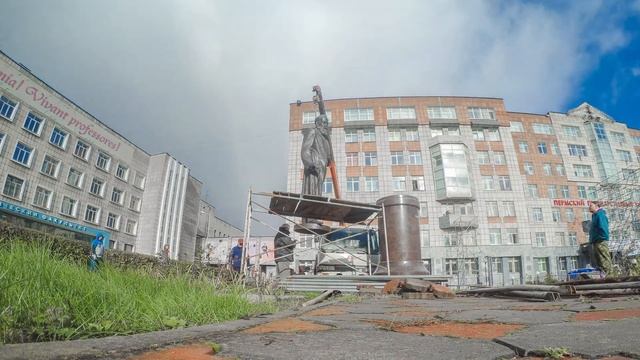 Timelapse. Установка в Пермском университете памятника Мешкову смотреть онлайн