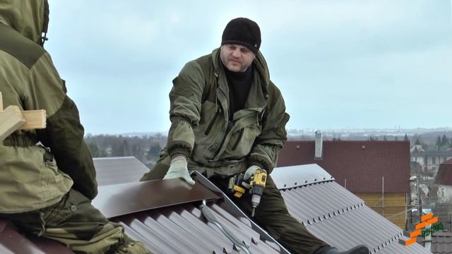Монтаж конька на металлочерепицу. Заканчиваем монтаж крыши каркасного дома, площадью 200 метров.