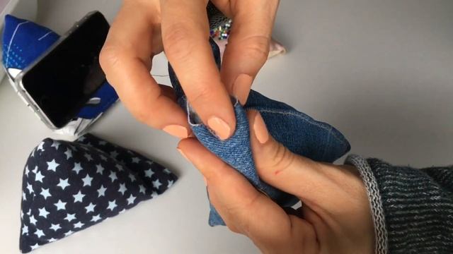 Подушечка для телефона из остатков ткани. подставка DIY phone pillow смотреть онлайн