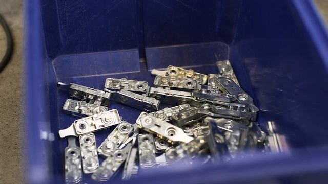 Роботы на заводе Axor Industry смотреть онлайн
