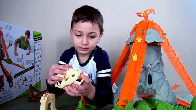 Собираем ТРЕК ХОТВИЛС Вулкан. Play Hotwheels Track Volcano Blast. смотреть онлайн