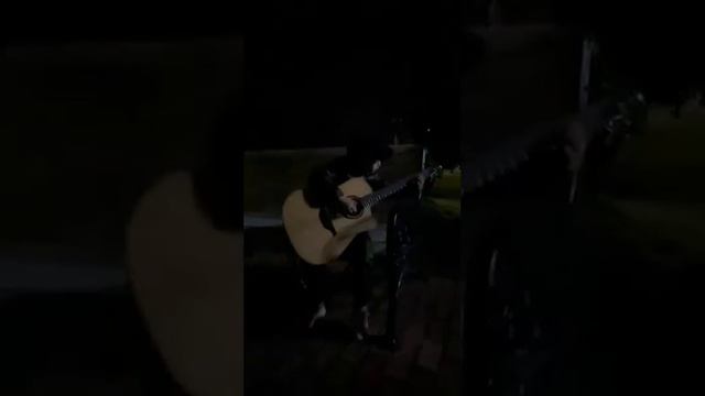 Маленький мальчик очень круто сыграл на гитаре! А я ему подыграл