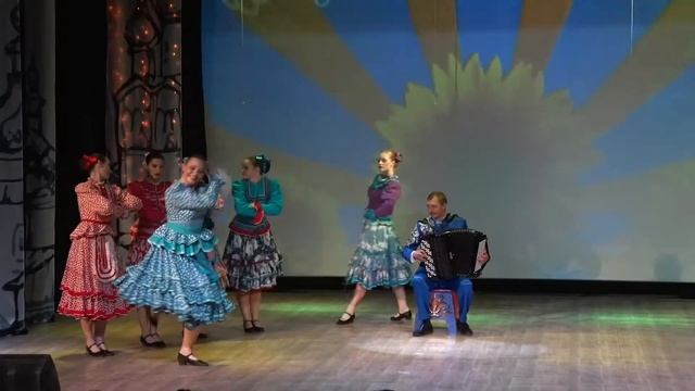 Шуточный танец "Проходка" Танцевальная группа и А.Кузнецов смотреть онлайн