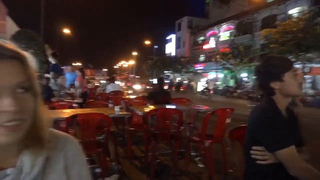 Мытье посуды в уличных кафешках Вьетнама смотреть онлайн