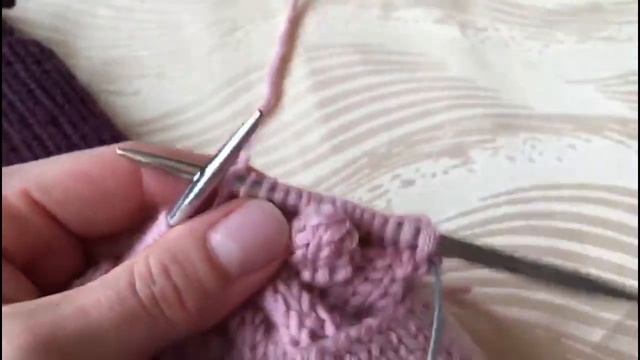 ВЯЗАНАЯ ШАПКА С ШИШЕЧКАМИ / БЕСПЛАТНЫЙ МАСТЕР КЛАСС смотреть онлайн