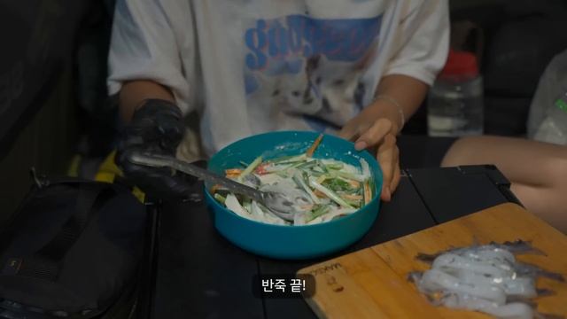 스쳐가는 태풍에 절벽 밑에서 우중 백패킹ㅣ오징어없는 해물파전? 내가 직접 잡아오고만다ㅣ무늬오징어 해물파전,먹물크림파스타ㅣ우중캠핑 смотреть онлайн