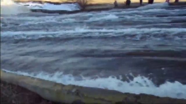 Вода речная камень точит (Последний водопад в с. Шипуново Алтайского края) смотреть онлайн