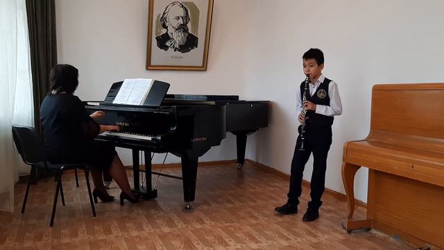 Ф.Крамарж Концерт для кларнета с оркестром Соч.36 I часть исполняет Жумашев Рахымжан смотреть онлайн