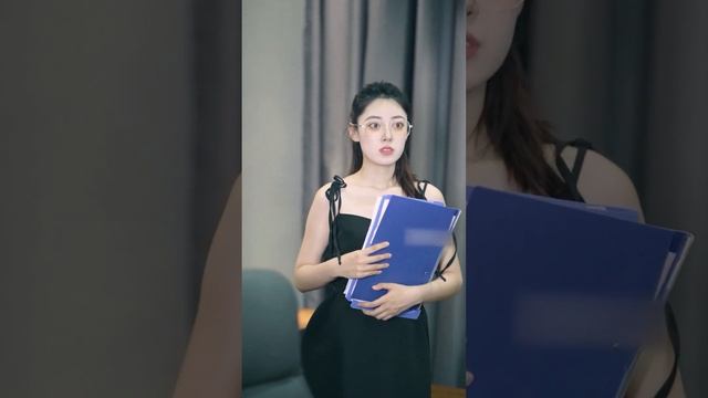 霸總即將和小嬌妻舉行婚禮，無賴親戚竟要500萬彩禮，氣得霸總把他們踢了出門【隱身小甜妻】13-18 смотреть онлайн