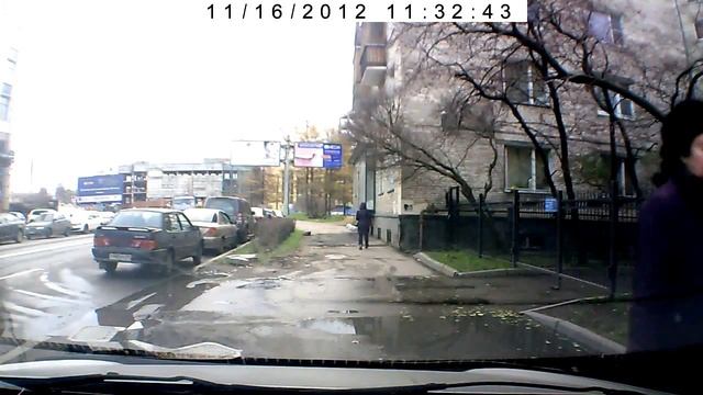 БАБКА ЦАРАПАЕТ АВТОМОБИЛЬ! [СЛУШАТЬ ЗВУК] смотреть онлайн