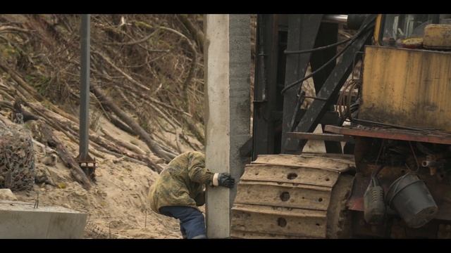 Копер забивает сваи на берегу балтийского море (4K) смотреть онлайн