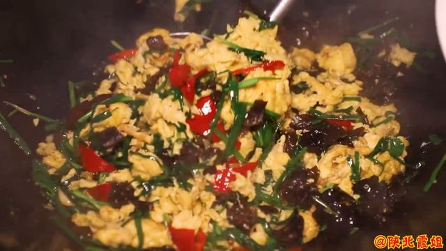 【陕北霞姐】妹夫帮忙来栽葱，霞姐取一把做家常小葱炒鸡蛋，比肉还好吃，太香了！ смотреть онлайн