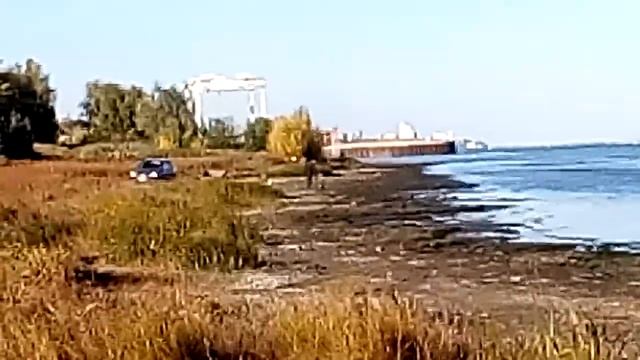 Мужчина с металлоискателем и автомобилем ищет артефакты на дне Волги при ее обмелении октябрь 2021 смотреть онлайн