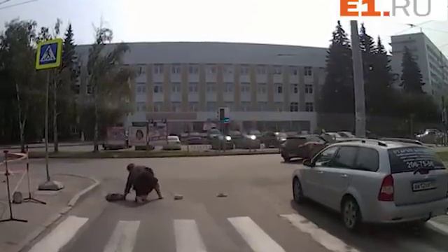 Бабушка перебегала дорогу и потеряла тапки смотреть онлайн