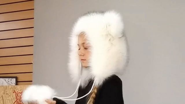 Зверошапка с помпонами детская Полярный песец от Animal-hoods.ru смотреть онлайн