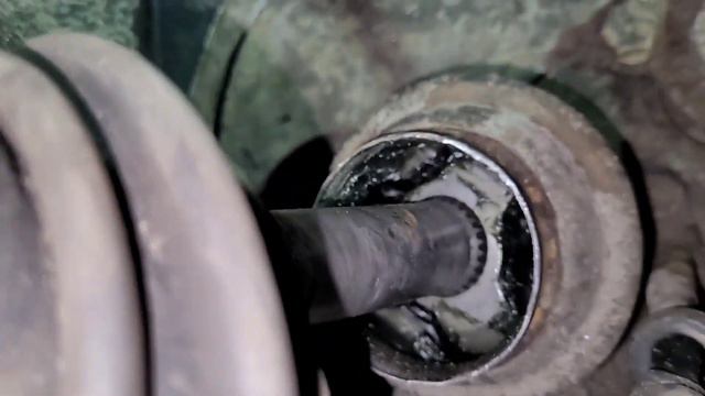 Что-то стучит в задней подвеске#mercedes#w123#мало смазки ШРУСа смотреть онлайн