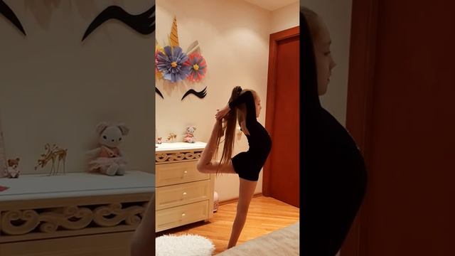 Гимнастика. Разминка. Учимся делать захват (затяжки, кольцо) Gymnastics. Warm up to make a capture. смотреть онлайн