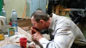 Похмелье по русски - 2. Руки трясутся. Не может опохмелиться.