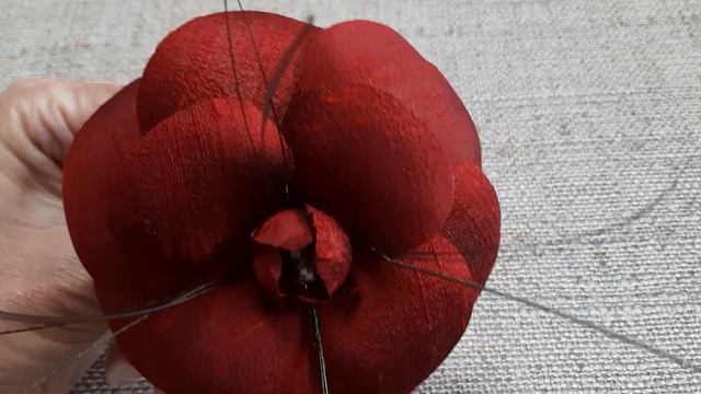 Брошь красный цветок из шёлка. Брошь камелия.