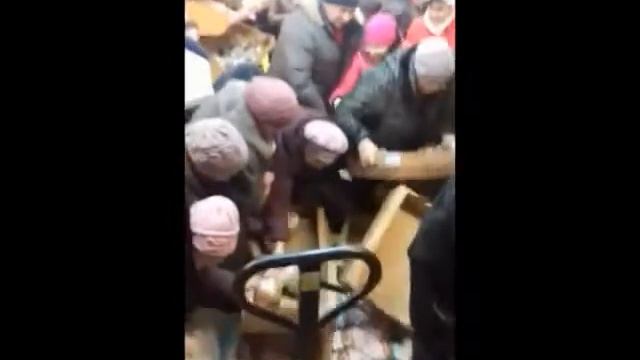 Давка за курицей. Рязань, Дикси смотреть онлайн