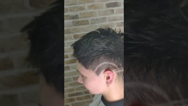 Женская короткая торчащая стрижка с узором / Минск до после/ pixie cut смотреть онлайн