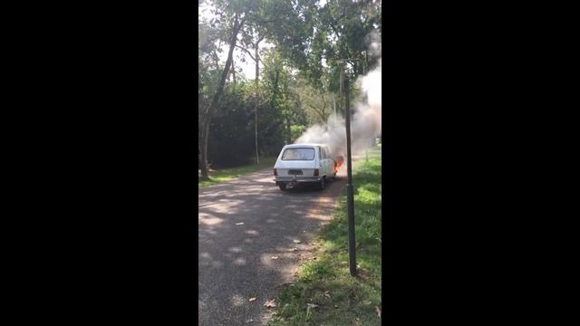 Renault Classic burns down смотреть онлайн